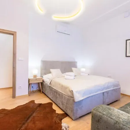 Apartament Advokat V Centre S Parkovanim Luxusny